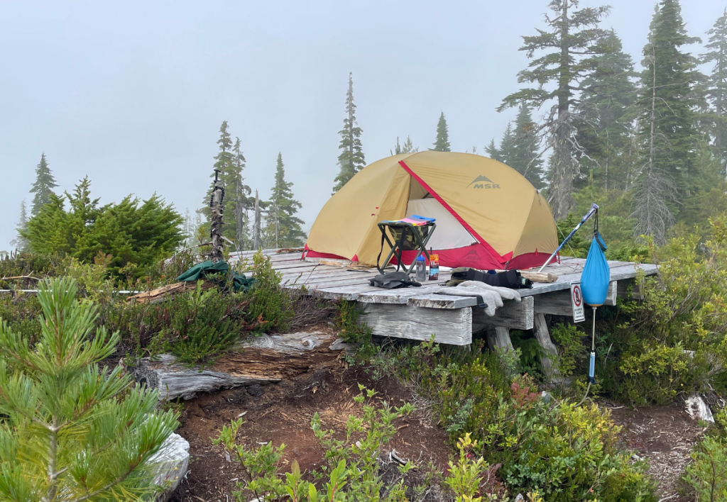arne-pedersen-hypnotherapy-victoria-kludahk-escape-brain-fog-mindfulness Tent on a foggy platform on the Kludahk Trail, symbolizing solitude, a foggy mind, and the mindful journey toward inner clarity.